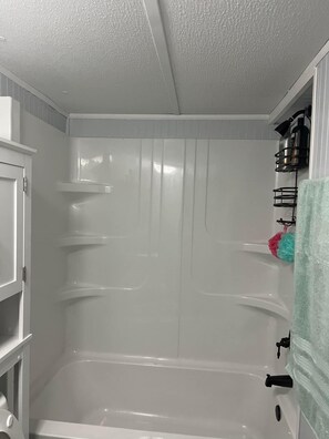 Dusj, hårføner, håndklær og såpe