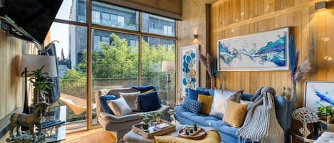 Grand-Apartment | Wohnbereich | 32-Zoll-Smart-TV mit Digitalempfang