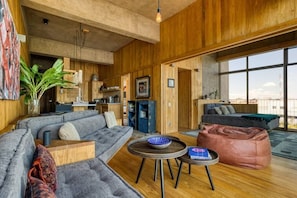 Appartement Élite | Aire de séjour | Téléviseur connecté de 32 po avec télévision numérique