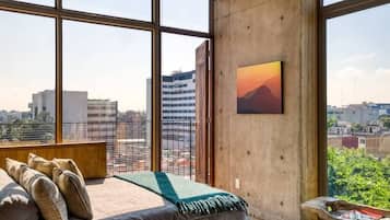 Escritorio, cortinas blackout, cunas gratuitas y wifi gratis