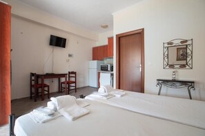 Hypo-allergenic bedding, individually decorated, individually furnished - Pigeon House (Igoumenitsa)