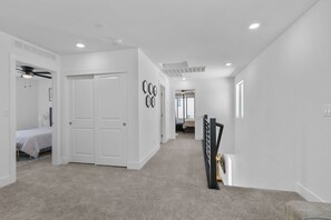 5 bedrooms, iron/ironing board, WiFi, bed sheets