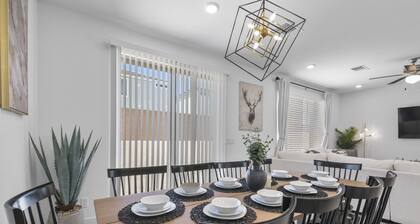 Exclusive Luxstay: Indulge in Opulence in the Heart of Las Vegas 5Bed/3Bath