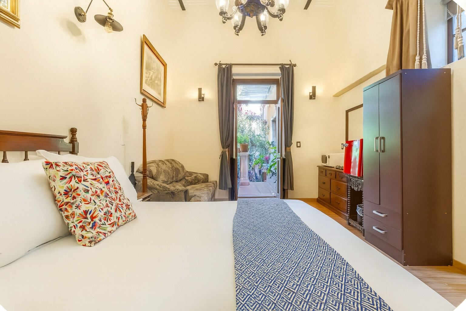 Room, 1 Double Bed, Private Bathroom | Premium bedding, down comforters, memory foam beds, in-room safe