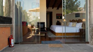 Un dormitorio moderno con una puerta de vidrio que da a un patio.