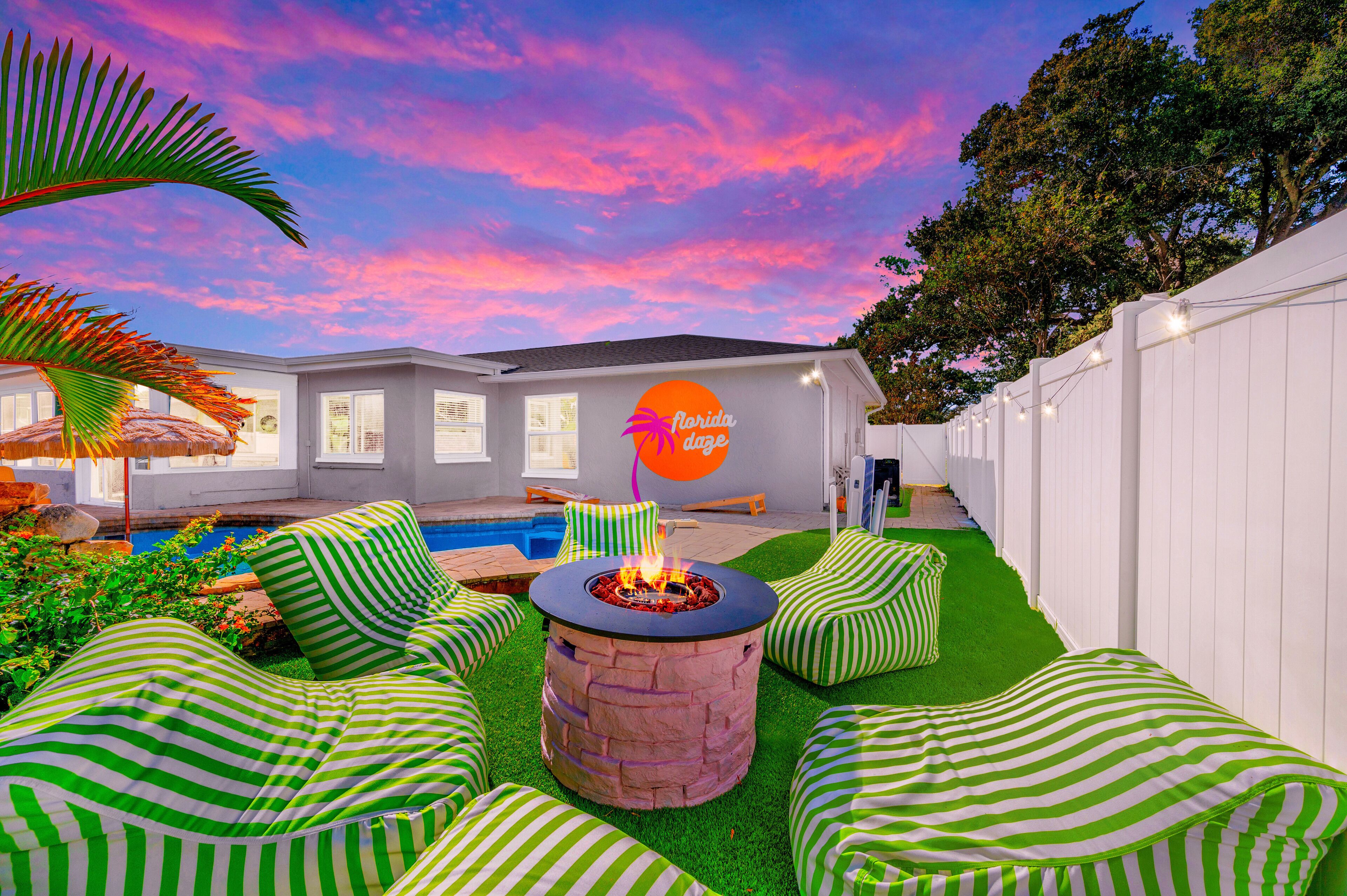 Sunshine Bungalow: Heated Pool, Hottub, Game Room!