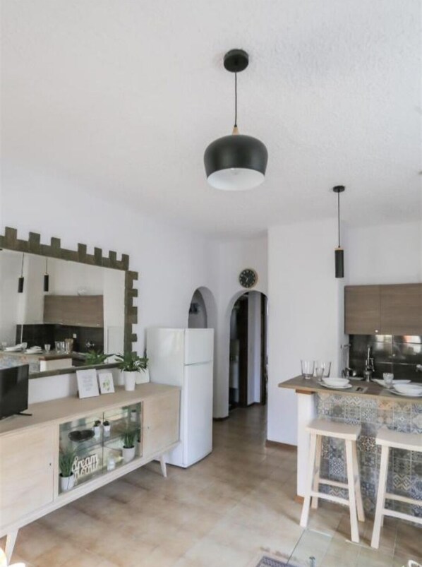 Jääkaappi, uuni, liesi, kahvin-/teenkeitin