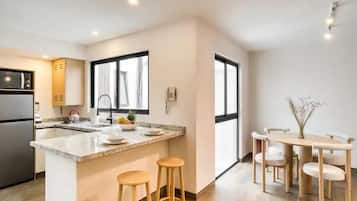 Departamento Confort, 2 habitaciones, para no fumadores, cocina | Área de sala de estar | Smart TV de 32 pulgadas con canales digitales