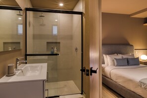 Appartement Confort, 2 chambres, non-fumeur, cuisine | Salle de bain | Douche, séchoir à cheveux, serviettes fournies, shampooing