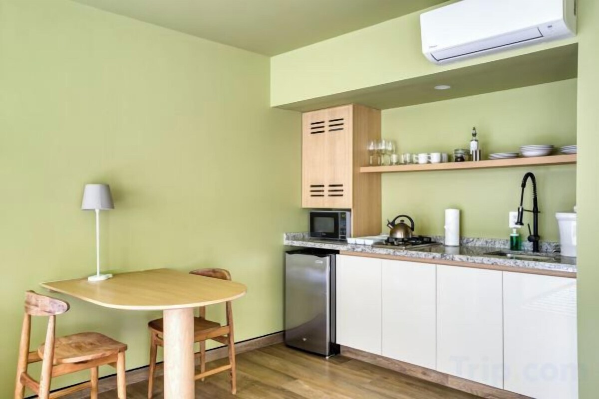 Cafetera/tetera, refrigerador con freezer, microondas
