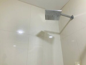 Shower, bidet, soap, shampoo - Minimalist 1BR flat in Barranco w/ Spanish shower (Barranco)