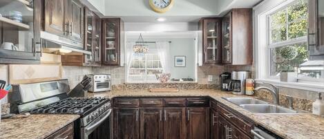 ثلاجة، ميكروويف، فرن، موقد طهي مسطح