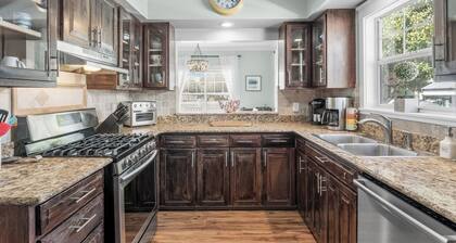 Private Heated Pool - Hot Tub - 3 Min Walk to Beach - 4 Bedroom - Crystal Beach