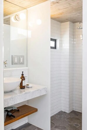 Loft ejecutivo | Baño | Ducha, secador de pelo, toallas y champú
