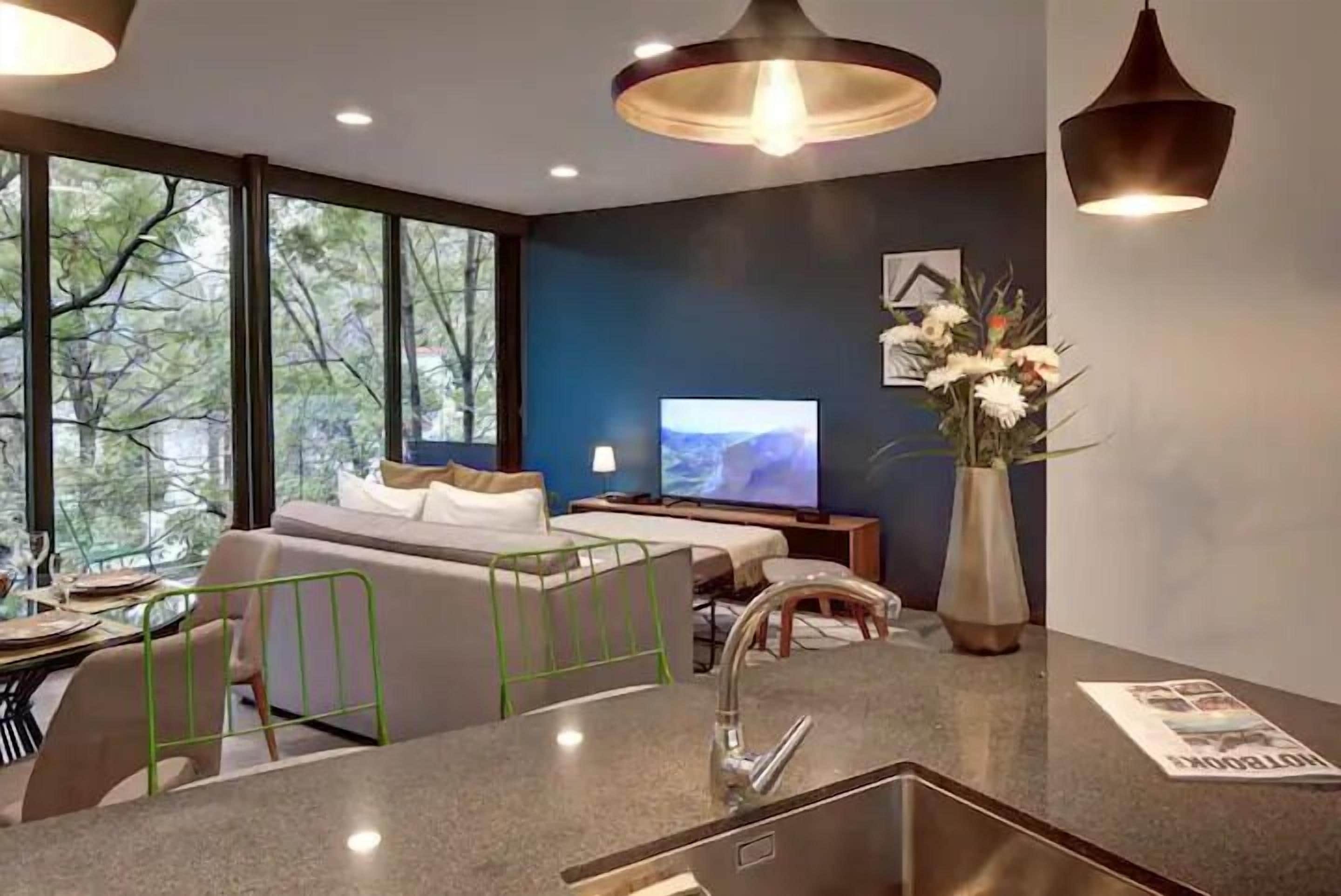 Apartamento básico | Área de estar | TV de tela plana 42 polegadas com canais digitais