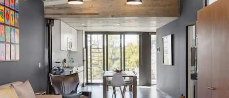 Executive-Loft | Wohnbereich | 42-Zoll-Flachbildfernseher mit Digitalempfang