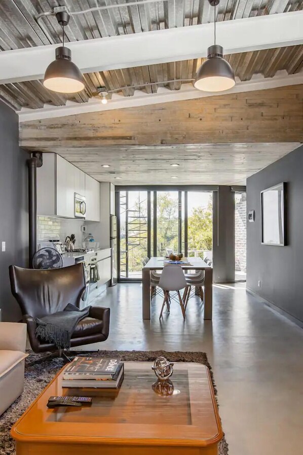 Executive loft | Woonruimte | Een 42-inch flatscreentelevisie met digitale zenders