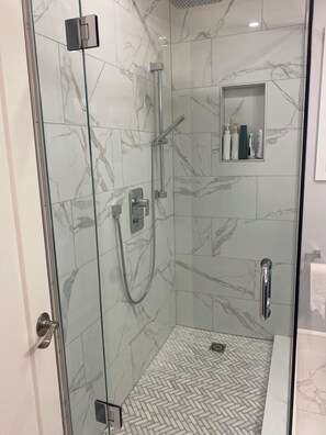 Hårtørrer, håndklæder, Sæbe, Toiletpapir