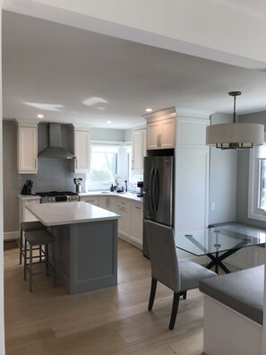 Fridge, microwave, oven, stovetop - Steps away from Georgina bay beach (Meaford)