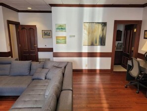 Een smart-tv, een open haard en een computerscherm