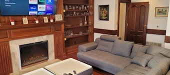 Mj's Place. 2-bedroom apartment just 3 minutes to Indiana Dunes National Park