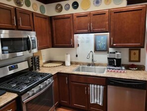 Een koelkast, een magnetron, een oven, een kookplaat