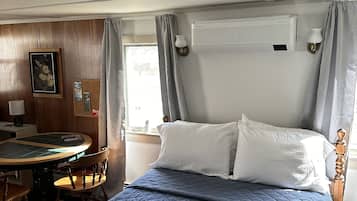 1 habitación, escritorio, tabla de planchar con plancha y cuna de viaje