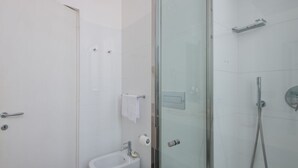 تجهيزات دش، مجففات شعر، مراحيض شطف