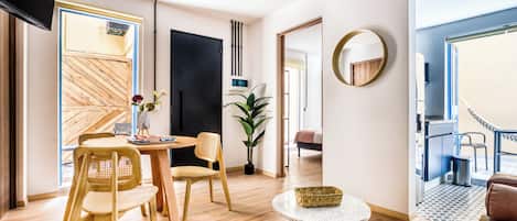 Appartamento Classic | Area soggiorno | Smart TV 32 pollici con canali digitali
