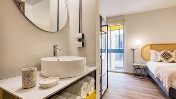 Basic Apartment | Bathroom | Shower, hair dryer, towels, shampoo