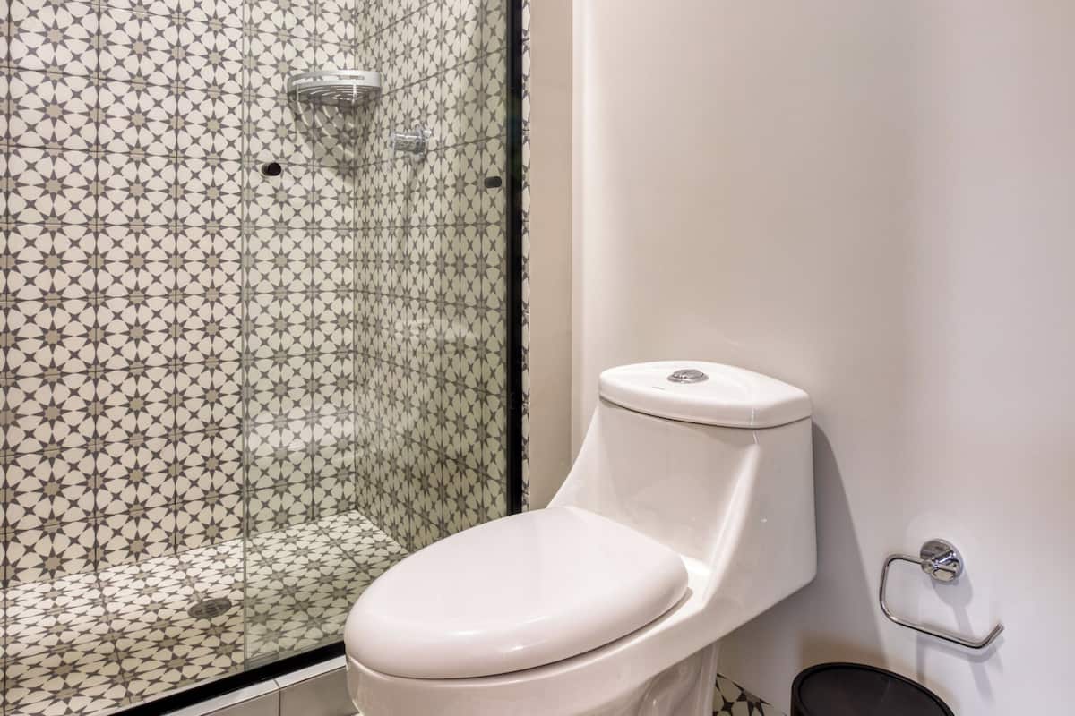Appartamento Basic | Bagno | Doccia, asciugacapelli, asciugamani, shampoo