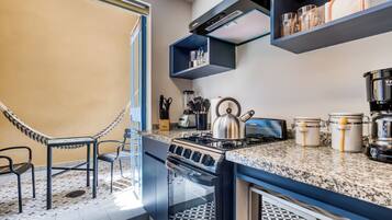 Classic Apartment | Private kitchen | Full-size fridge, microwave, oven, stovetop