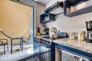 Classic Apartment | Private kitchen | Full-size fridge, microwave, oven, stovetop - VICENTE SUAREZ by Mr. W (Mexico City)