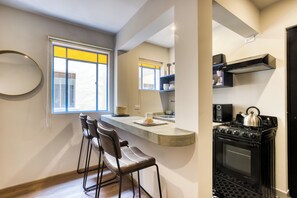 Basic Apartment | Dapur peribadi | Peti sejuk/penyejuk beku saiz penuh, ketuhar gelombang mikro, ketuhar 
