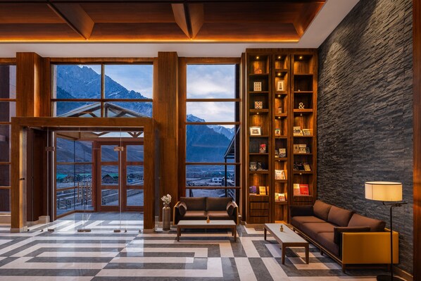 Lounge - Four Points By Sheraton Sonmarg Resort (Gund)