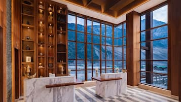 Lobby lounge