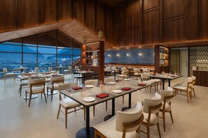 Restaurant - Four Points By Sheraton Sonmarg Resort (Gund)