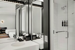 Douche à « effet pluie », articles de toilette gratuits, sèche-cheveux