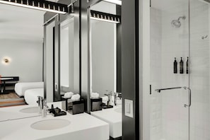 Sadesuihkupää, ilmaiset hygieniatuotteet, hiustenkuivaaja, pyyhkeet