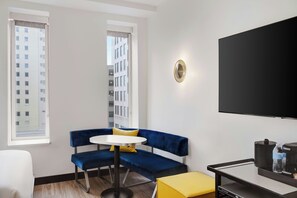 Rom, 2 queensize-senger | Individuelt innredet, skrivebord og skrivebord for bærbar PC