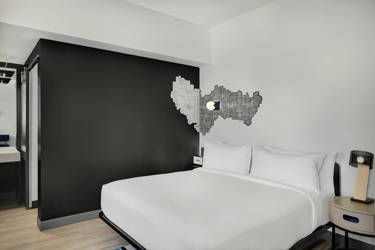 Muebles diferentes, escritorio y espacio para trabajar con laptop