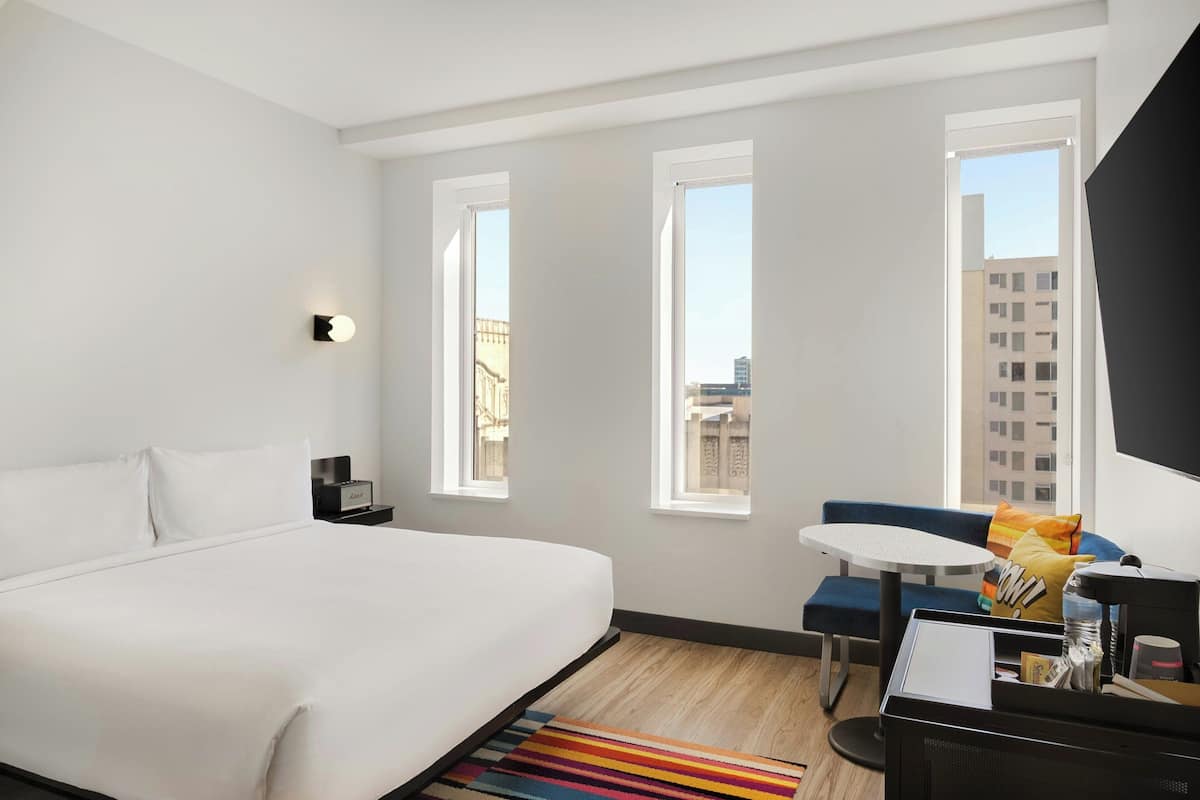 Habitación, 1 cama King size | Muebles diferentes, escritorio y espacio para trabajar con laptop