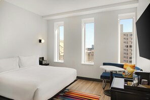 Rom, 1 kingsize-seng | Individuelt innredet, skrivebord og skrivebord for bærbar PC