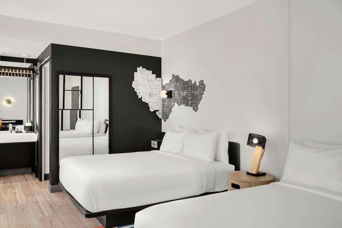 Muebles diferentes, escritorio y espacio para trabajar con laptop