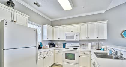 Winter Rates! Relaxing 2BR Unit with Pool View