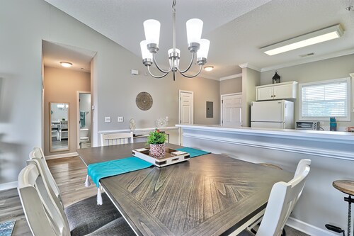 Relaxing 2BR Unit with Pool View