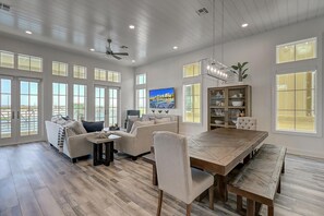 House (6 Bedrooms) | Interior