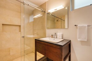 Premium-lejlighed - 1 kingsize-seng - terrasse | Badeværelse | Bruser, gratis toiletartikler, håndklæder, Toiletpapir