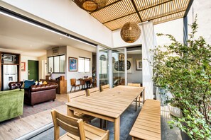 奢華頂樓客房, 1 張特大雙人床 | 露台/庭院