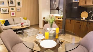 Deluxe-Apartment, 1 Queen-Bett, Balkon | Wohnbereich
